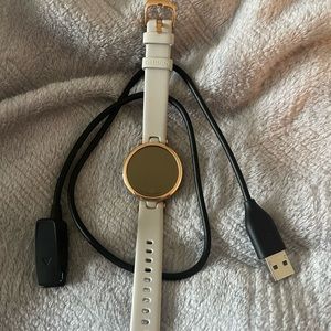 Garmin Lily + charger